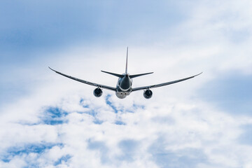 空を飛ぶ飛行機