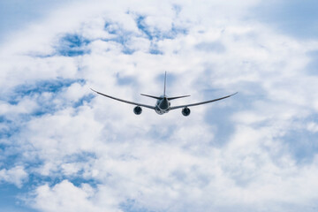 空を飛ぶ飛行機