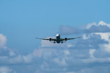 空を飛ぶ飛行機