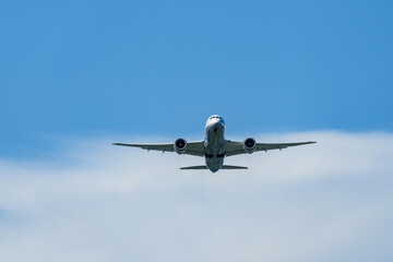 空を飛ぶ飛行機