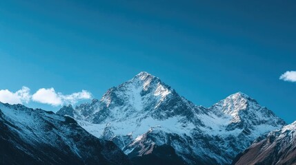 Obraz premium majestic mountain range under a clear blue sky