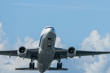 離陸する飛行機