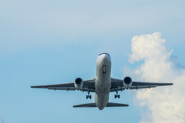 離陸する飛行機
