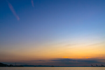 夜明けの関門海峡に広がる空20240818-1