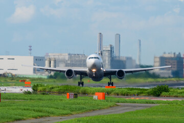 Fototapeta na wymiar 離陸する飛行機