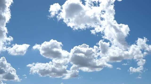 インターバル撮影した夏の青空と発達する積乱雲の風景