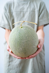 メロンを持つ女の子