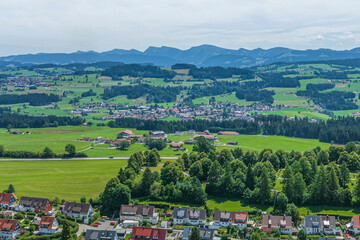 Obraz premium Ausblick über Weiler im Westallgäu auf den Alpenrand bei Lindenberg