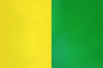 Fototapeta premium 中央から縦に半分に分かれ黄色と緑色の壁紙