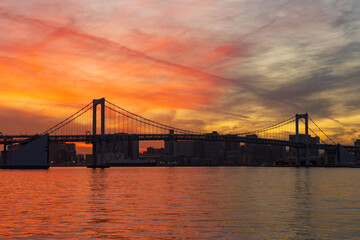 東京都市風景　夕暮れのレインボーブリッジ	
