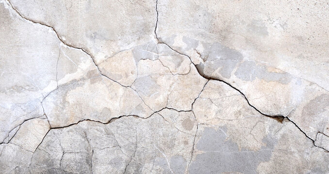 Kaputte helle Steinwand mit Rissen als Hintergrund