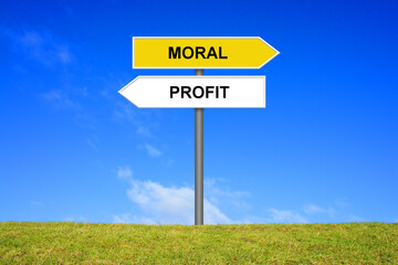 Zwei Wegweiser Schilder zeigen Moral und Profit