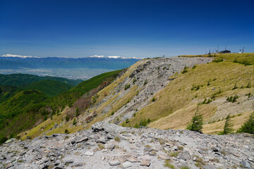 美ヶ原の頂上の王ヶ頭越しに乗鞍岳と穂高連峰を望む