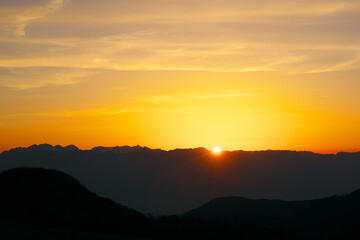 美ヶ原より北アルプス連峰に沈む夕日を望む