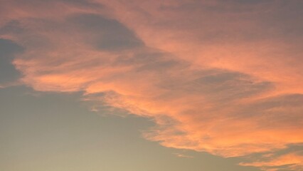 Nuage au couleur du couché de soleil à l'océan