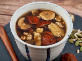 한국 전통음료 쌍화차와 말린대추, 건과류