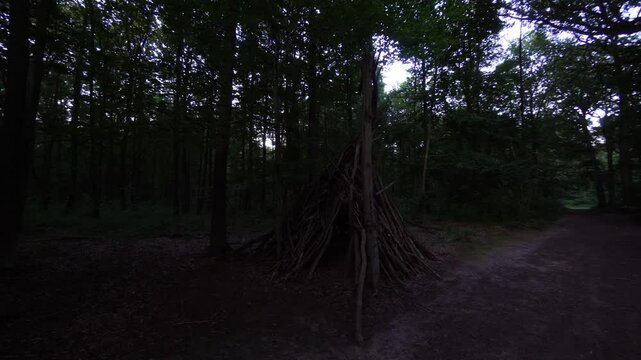Cabane en bois dans un parc le soir