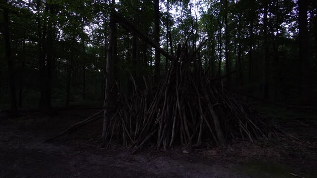 Cabane en bois dans un parc le soir