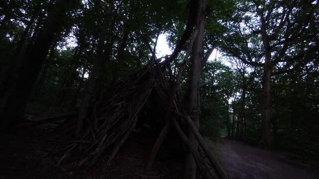 Cabane en bois dans un parc le soir