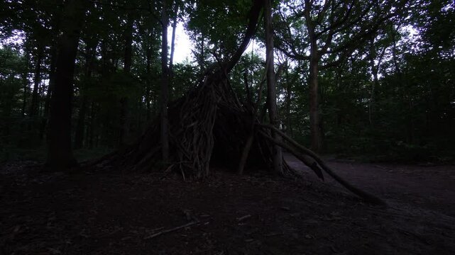 Cabane en bois dans un parc le soir