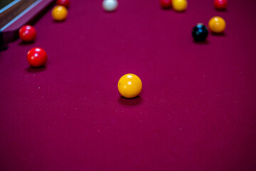 Une table de billard avec un gros plan sur la boule jaune