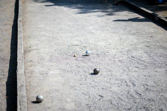 Un terrain de p&eacute;tanque avec cochonnet et boules