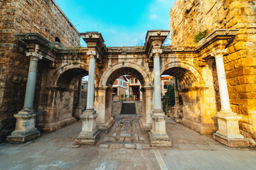 Obraz premium Hadrian's Gate. The three gates that are the symbol of Antalya. Photo taken from a low angle on a cloudy day. Turkey.