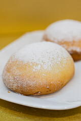 Sfogliatelle frolle napoletane guarnite con zucchero a velo e servite in una pasticceria