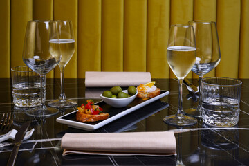 Aperitivo elegante servito in un bar con prosecco freddo