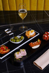 Aperitivo elegante servito in un bar con prosecco freddo