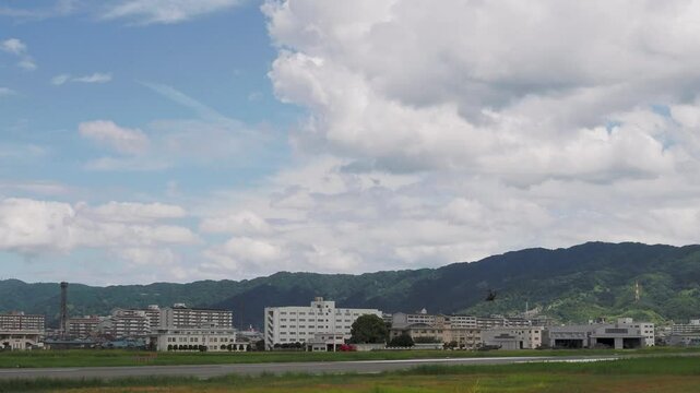 真夏の八尾駐屯地と訓練中のヘリコプター