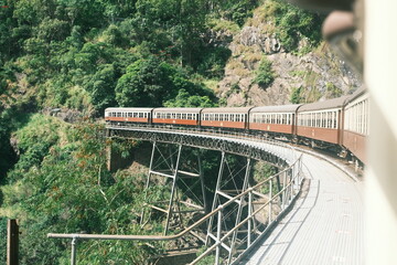 橋を渡る鉄道