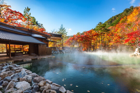 紅葉に染まる温泉