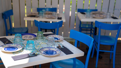 mesa decorada con platos muy coloridos ,