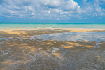 Obraz premium White sand sea beach wave blue sky with cloud
