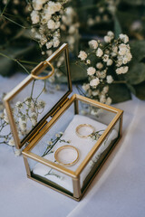 Eheringe in Schmuckkasten, Schatulle Glas, Box mit Blumendeko