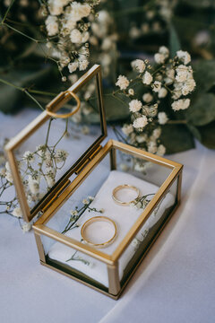 Eheringe in Schmuckkasten, Schatulle Glas, Box mit Blumendeko