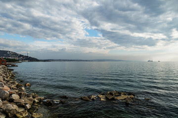 vista panoramica su parte del Golfo di Trieste con un mare calmo e scuro, visto dalla costiera...