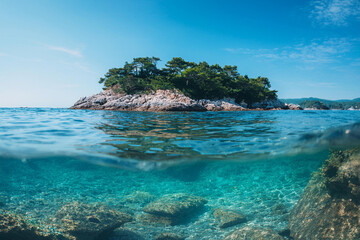Obraz premium Island and underwater