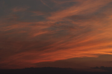 Fototapeta premium dettagli delle nuvole colorate di arancione dalla luce del sole al tramonto