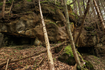dettagli delle feritoie camuffate con la roccia, viste dall'esterno, di un'antica postazione...