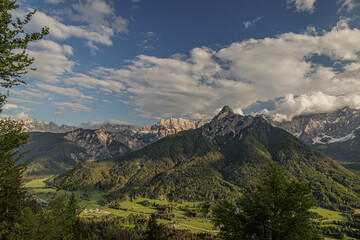 ampia vista panoramica su un bellissimo ambiente di montagna, nell'Italia nord orientale, con i...