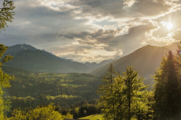 Fototapeta premium dettagli di un bellissimo ambiente di montagna vicino a Tarvisio, nell'Italia nord orientale, di pomeriggio, in estate, al tramonto, con cielo nuvoloso