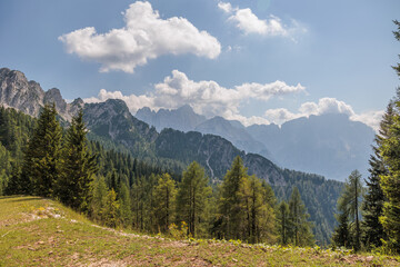 Obraz premium vista dettagliata di un ambiente naturale di montagna nelle alpi italiane nell'Italia nord orientale, di pomeriggio, in estate, con colori brillanti