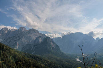 vista dettagliata di un ambiente naturale di montagna nelle alpi italiane nell'Italia nord...