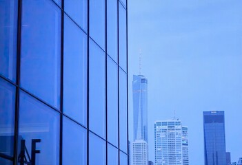 Obraz premium Office building glass and city skyline, ai