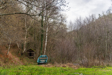 Ambiance hivernale au bord de la Truyère : barque et cabane de pêcheurs, Aubrac, Cantal et...