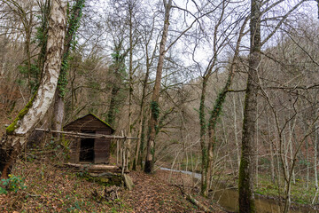Ambiance hivernale autour d’une cabane de pêcheur dans la vallée de la Truyère, Aubrac, Cantal...