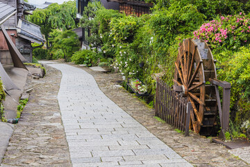 日本　岐阜県中津川市にある中山道の宿馬町、馬籠宿の石畳の坂道と町並みと水車