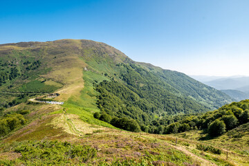 Obraz premium Col de la Core in the Ariège Pyrenees - Panoramic View of Mountain Ranges